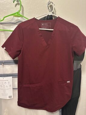 Figs Women's V-Neck Scrub Top in Burgundy